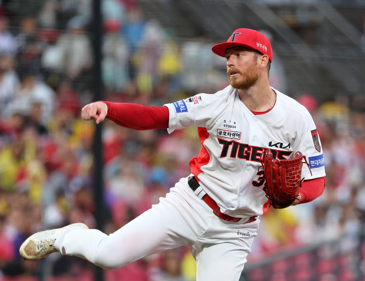KIA Tigers starter Adam Oller watches the batter after delivering a pitch in Game 2 of the playoff series. [Yonhap]