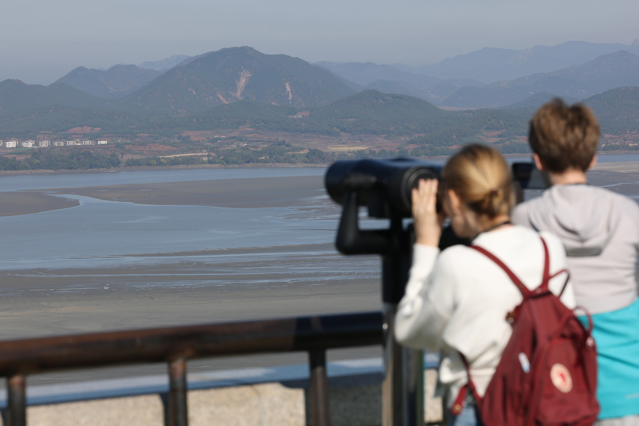 Tourists look toward the North Korean side of the Imjin River from the Odusan Unification Observatory in Paju, Gyeonggi Province, on Oct. 20. (Yonhap)