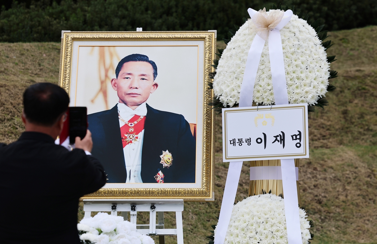 26일 서울 동작구 국립서울현충원에서 열린 박정희 전 대통령 서거 47주기 추모식에 박 전 대통령의 영정사진과 이재명 대통령의 추모 화환이 나란히 놓여 있다. 2026.10.26 [공동취재] <연합뉴스>