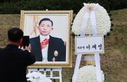 “이재명 대통령 화환 치워라”…박정희 추모식서 훼손 시도, 현충원 긴급 이동