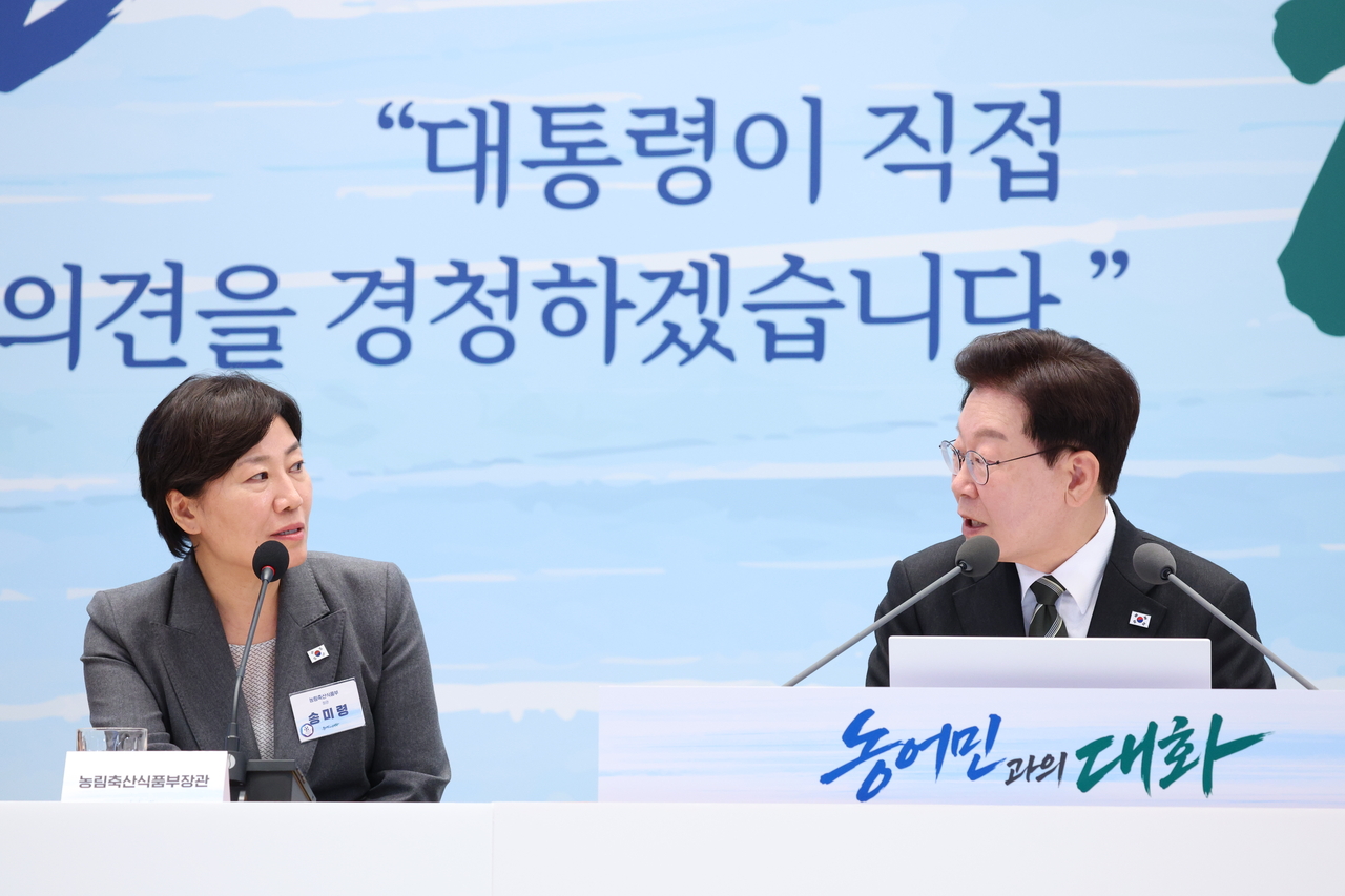 이재명 대통령과 송미령 농림축산식품부 장관이 26일 청와대에서 열린 농어민과의 대화 행사에서 발언을 하고 있다. 2026.10.26 [청와대통신사진기자단] <연합뉴스>