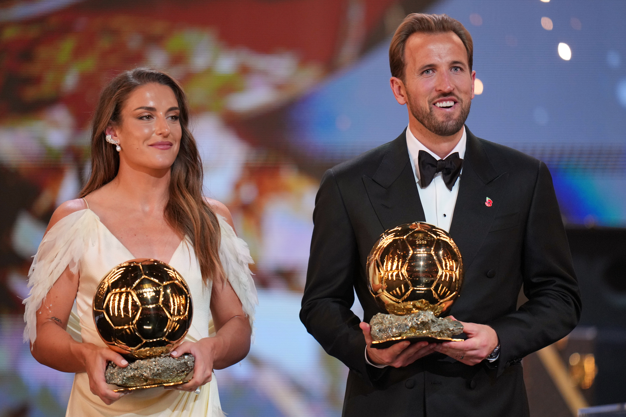 England's Harry Kane (right) and Spain's Alexia Putellas pose with their Ballon d'Or player of the year trophies, at the London Palladium Theatre in London, Monday.     (AP-Yonhap)