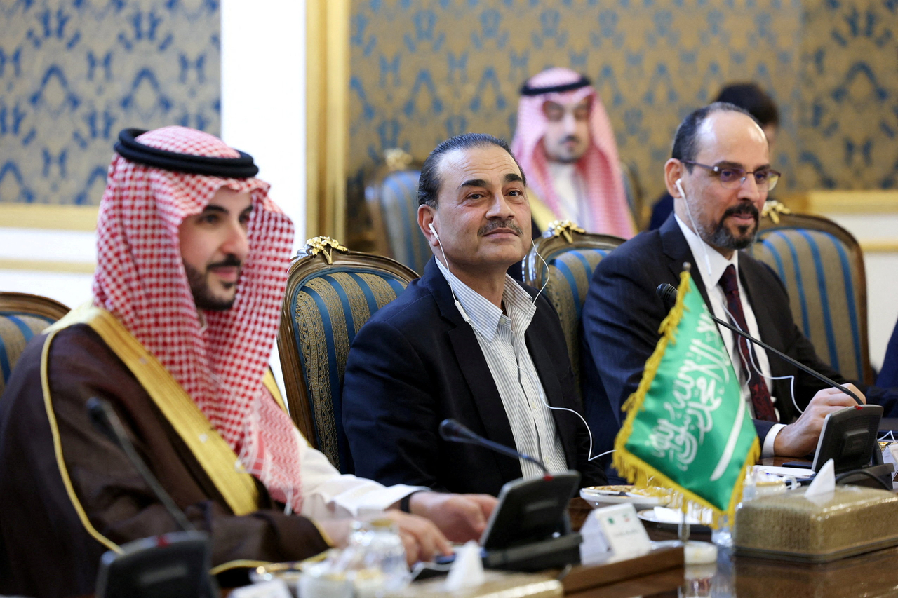 Saudi Arabia's Defence Minister Prince Khalid bin Salman (left), Chief of Defense Forces of Pakistan, Field Marshal Asim Munir (center) and Turkish intelligence chief Ibrahim Kalin attend a meeting with Iranian President Masoud Pezeshkian in Tehran, Iran, Monday. (Reuters-Yonhap)