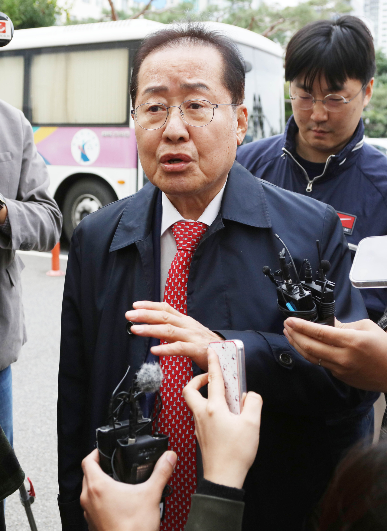 홍준표 전 대구시장이 27일 오전 대구지방법원에 도착하고 있다. 홍 전 시장은 이날 ‘명태균 여론조사비 대납 의혹’으로 구속영장이 청구된 지인의 구속 전 피의자 심문(영장실질심사)에서 지인의 변호사 자격으로 법원을 찾았다. [연합]