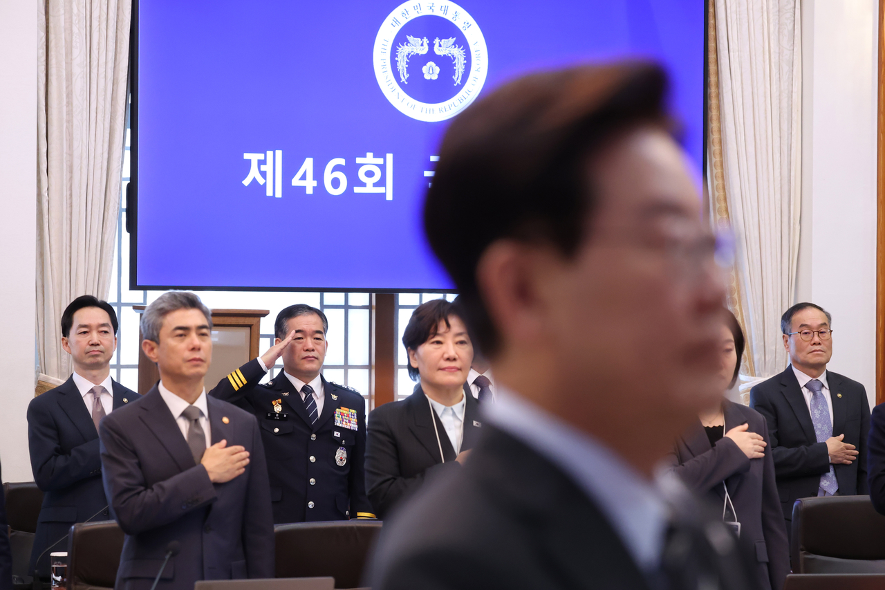 김지용 중대범죄수사청장과 김종철 경찰청장 직무대행 등이 27일 이재명 대통령 주재로 청와대에서 열린 국무회의에서 국기에 경례하고 있다.  [연합]