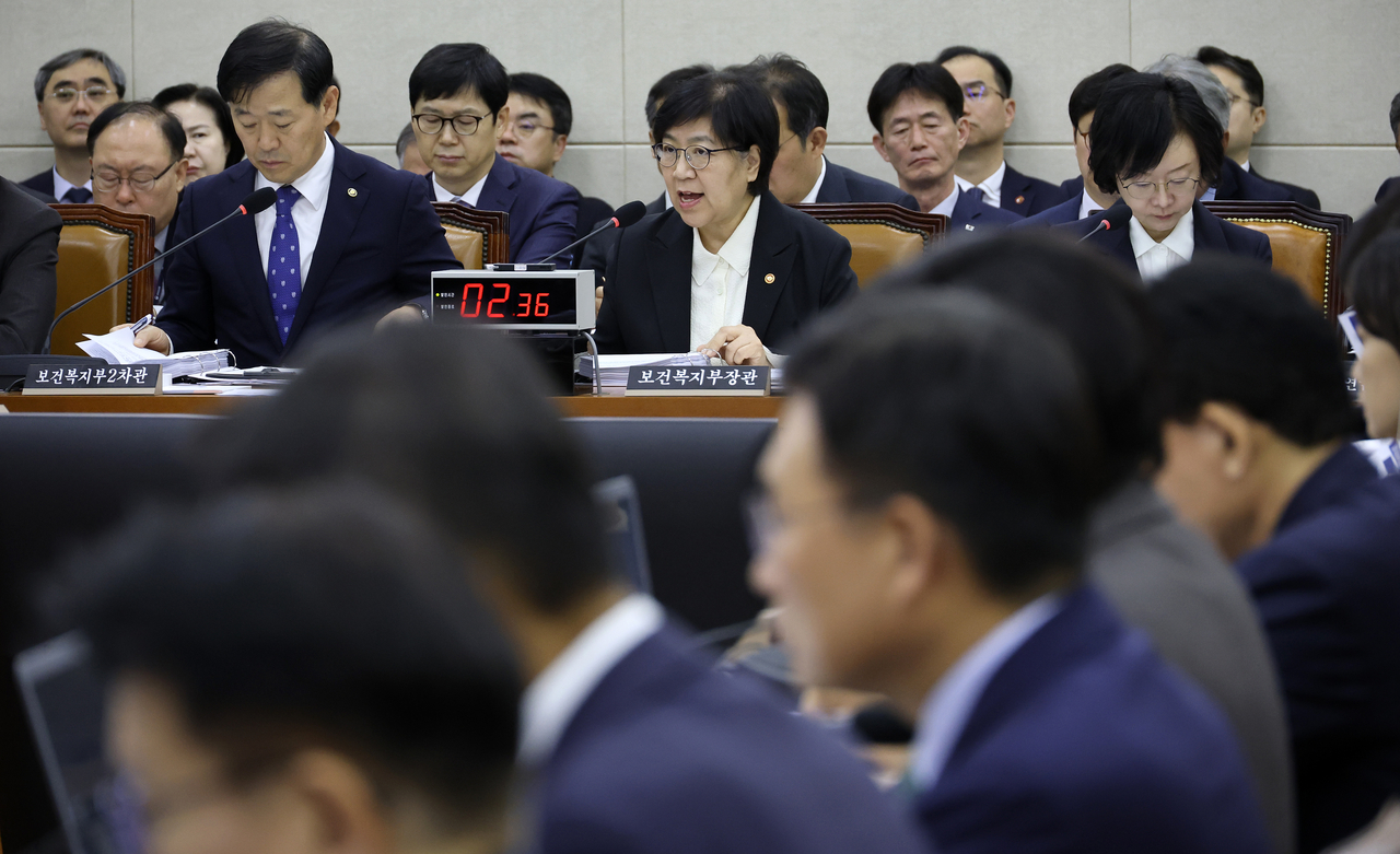 Minister of Health and Welfare Jeong Eun-kyeong answers questions at the Ministry of Health and Welfare's comprehensive national audit held by the National Assembly's Health and Welfare Committee on Tuesday. [Yonhap]