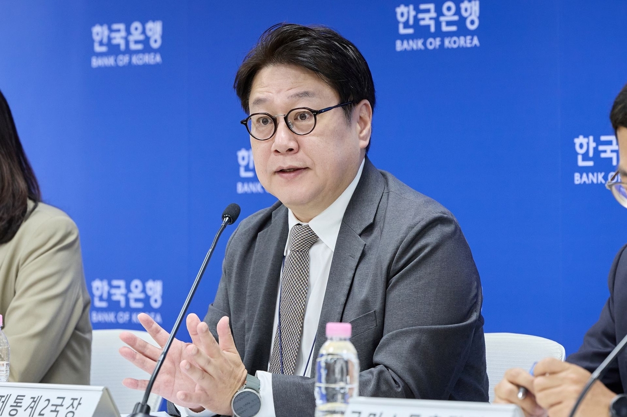 27일 열린 2026년 3분기 실질 국내총생산 기자설명회에서 발언하고 있는 이동원 한국은행 경제통계2국장. [연합]