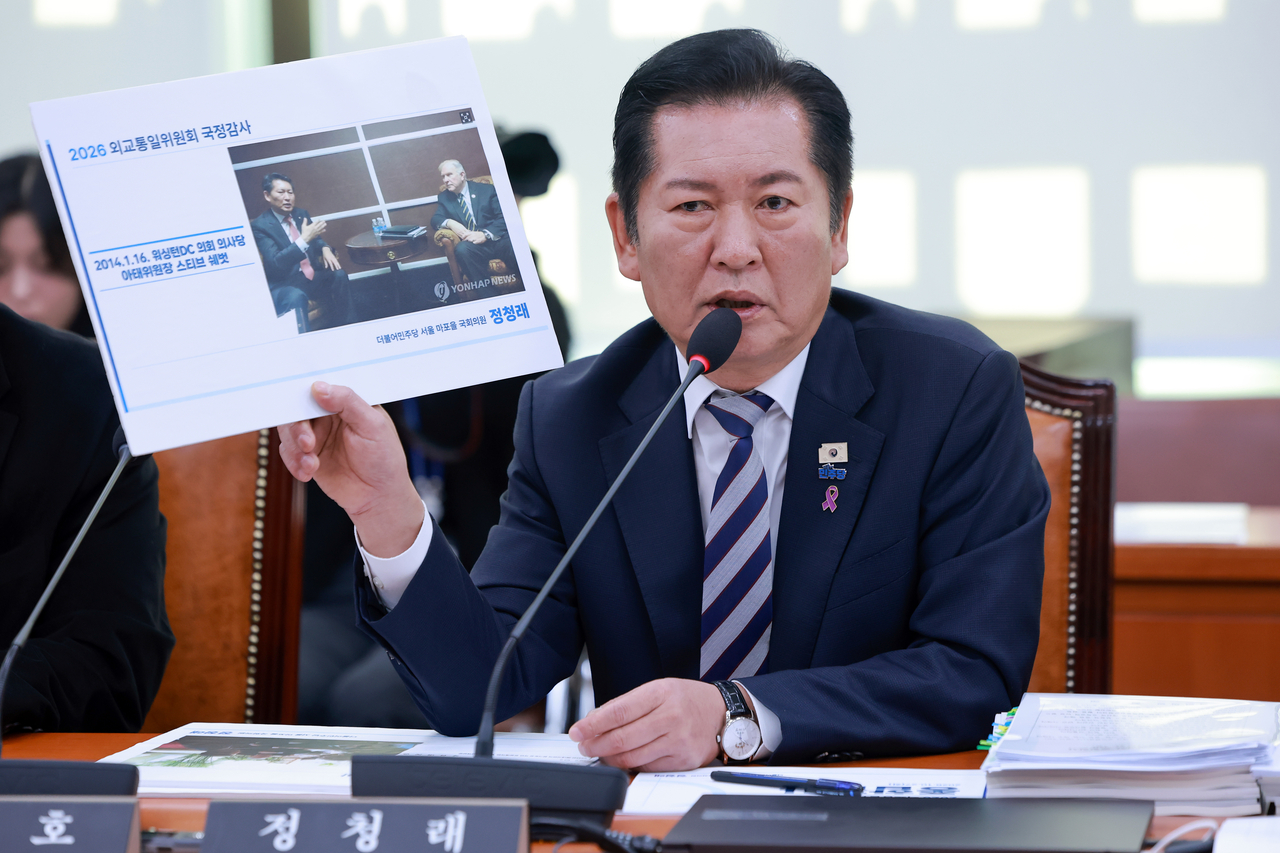 Democratic Party of Korea lawmaker Jung Chung-rae makes a personal statement at the National Assembly's Foreign Affairs and Unification Committee audit Tuesday regarding his failure to join the Americas-bound national audit delegation after being denied a US visa. [Yonhap]