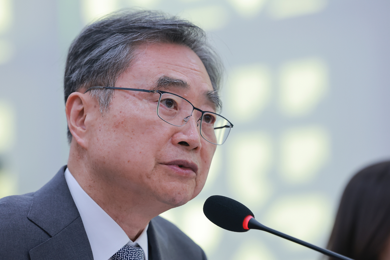 Foreign Minister Cho Hyun answers questions during a parliamentary audit of the ministry at the National Assembly in Seoul on Tuesday. (Yonhap)