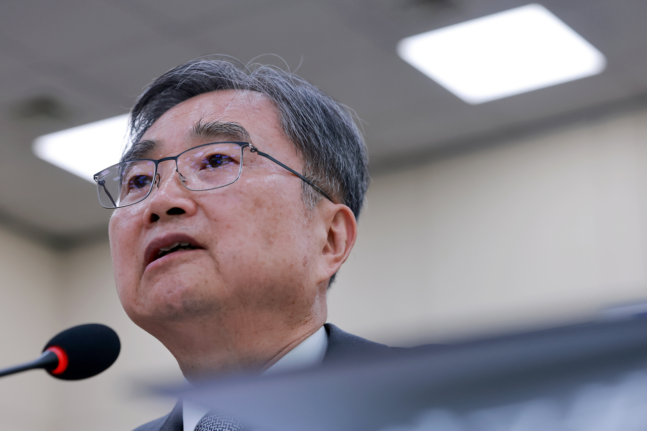 Foreign Minister Cho Hyun answers lawmakers’ questions during a parliamentary audit of the Foreign Ministry, Unification Ministry and other agencies by the National Assembly’s Foreign Affairs and Unification Committee on Oct. 27. (Yonhap)