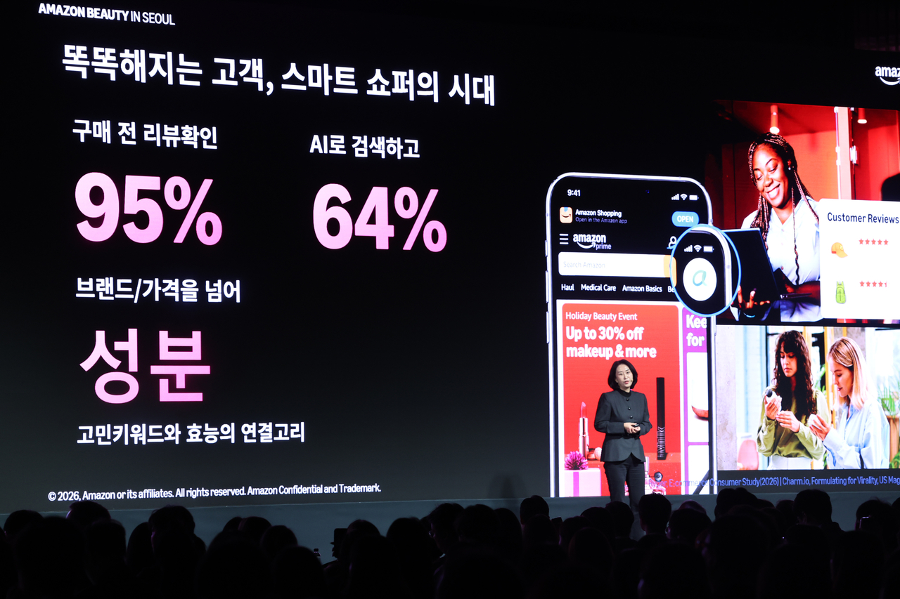 신화숙 아마존 글로벌셀링 코리아 대표가 27일 서울 강남구 그랜드 인터컨티넨탈 서울 파르나스에서 열린 ‘아마존 뷰티 인 서울 2026’에서  K-뷰티의 글로벌 성장 가속화를 위한 4대 프로젝트를 발표하고 있다. [연합]