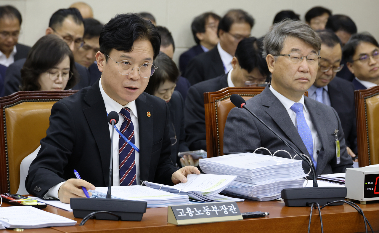 Minister of Employment and Labor Kim Young-hoon answers questions at the Ministry of Employment and Labor's comprehensive national audit held by the National Assembly's Climate, Energy, Environment and Labor Committee on Tuesday. [Yonhap]