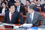 “장관 앞에 놔드릴까요”…국감장 ‘北 지뢰 모형’에 정동영 “사양”