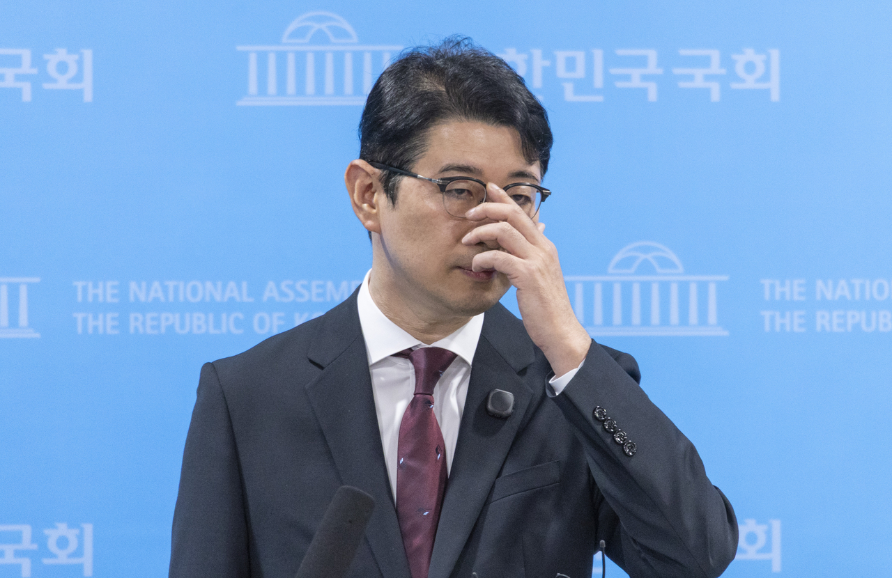 People Power Party lawmaker Joo Jin-woo takes questions from reporters after a press conference at the National Assembly on Tuesday, where he urged the Special Inspector to open an investigation into President Lee Jae Myung and his family's alleged use of Taereung Country Club for golf. [Yonhap]