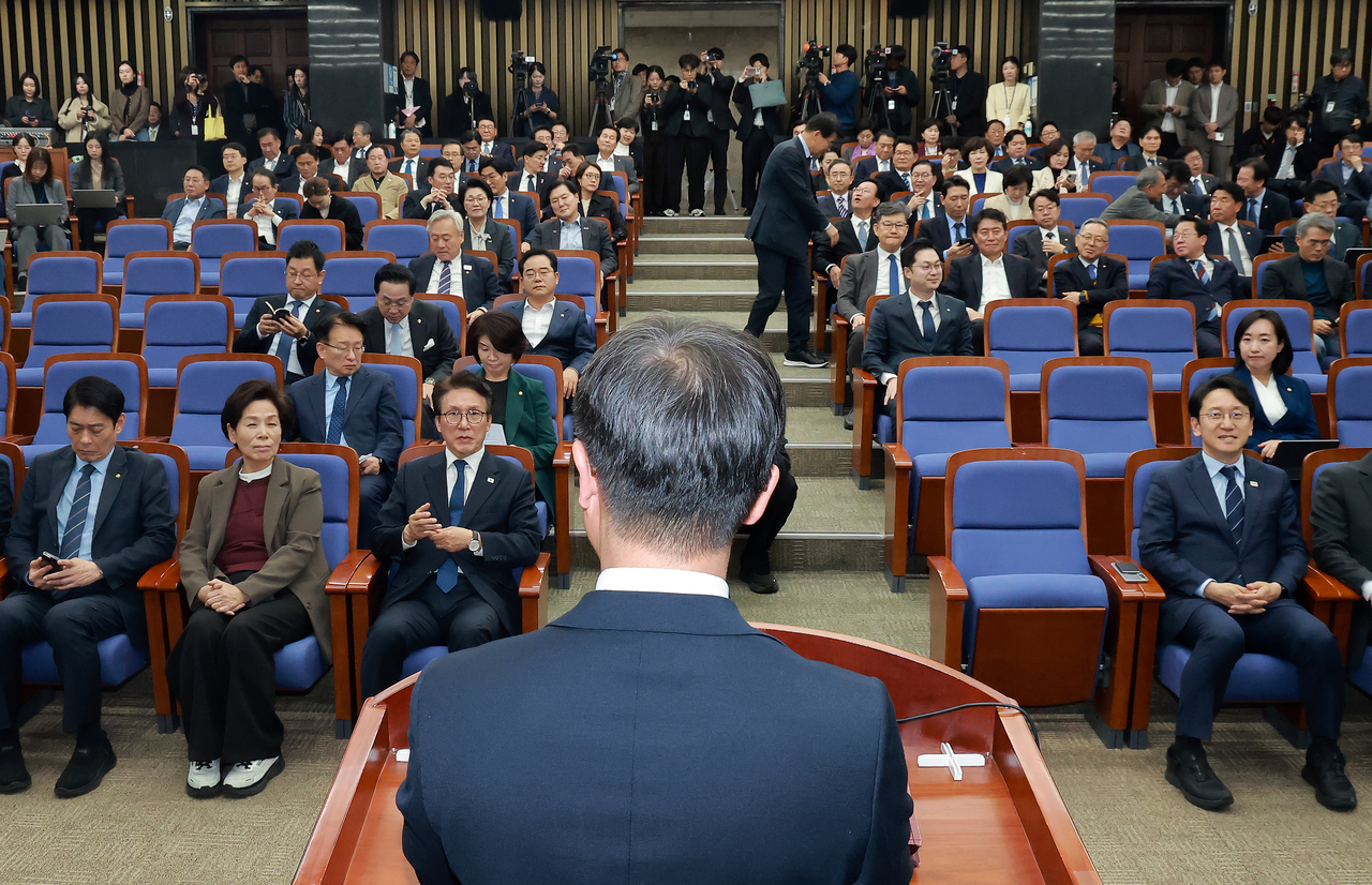 한병도 더불어민주당 원내대표가 27일 국회에서 조희대 대법원장에 대한 국정조사 추진 등을 논의하기 위해 열린 의원총회에 참석해 발언하고 있다. [연합]