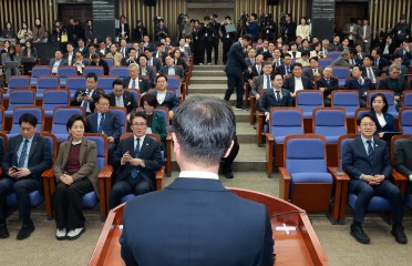 한병도 더불어민주당 원내대표가 27일 국회에서 조희대 대법원장에 대한 국정조사 추진 등을 논의하기 위해 열린 의원총회에 참석해 발언하고 있다. [연합]