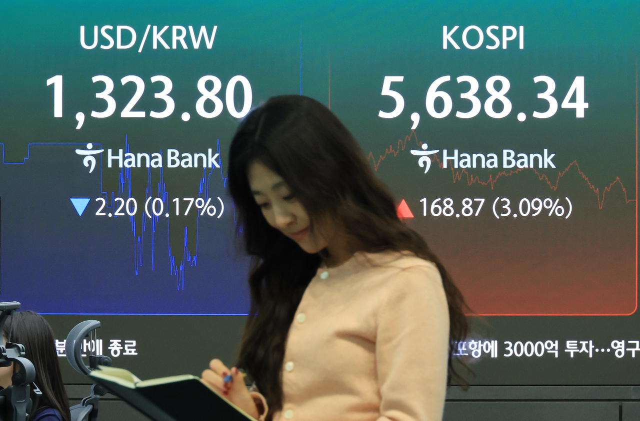 27일 서울 중구 하나은행 본점 딜링룸에 코스피와 환율이 표시되고 있다. [연합]