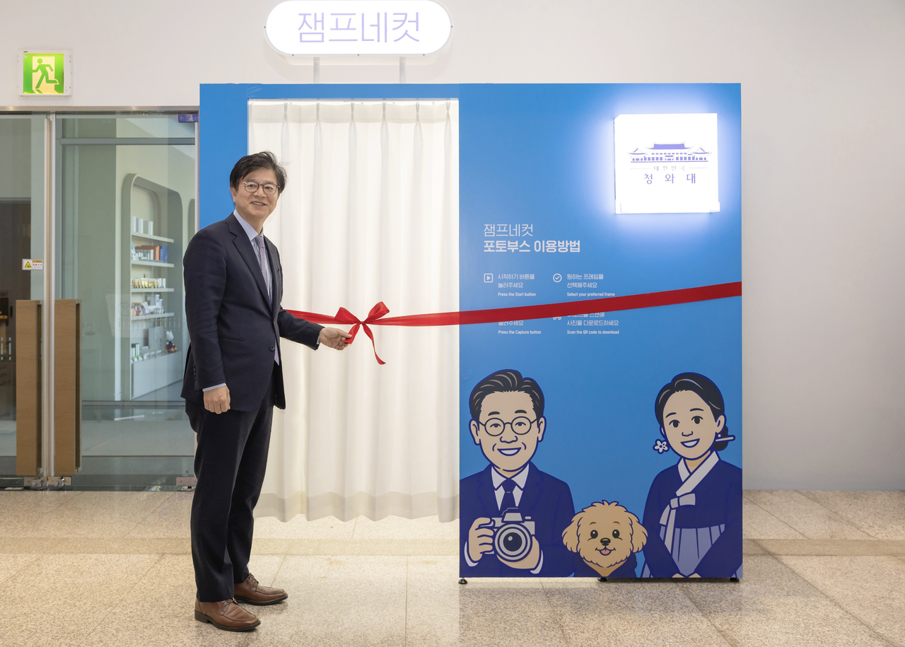 Seong Gi-hong, senior presidential secretary for public relations and communication, promotes the instant photo kiosk, a free experience installed in the lobby of Sarangchae, a visitor center at Cheong Wa Dae, on Oct. 27, 2026. (Cheong Wa Dae)