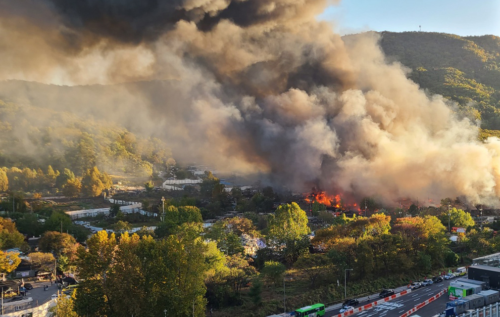 Flames and thick smoke rise from Guryong Village in Seoul on Tuesday. (Yonhap)