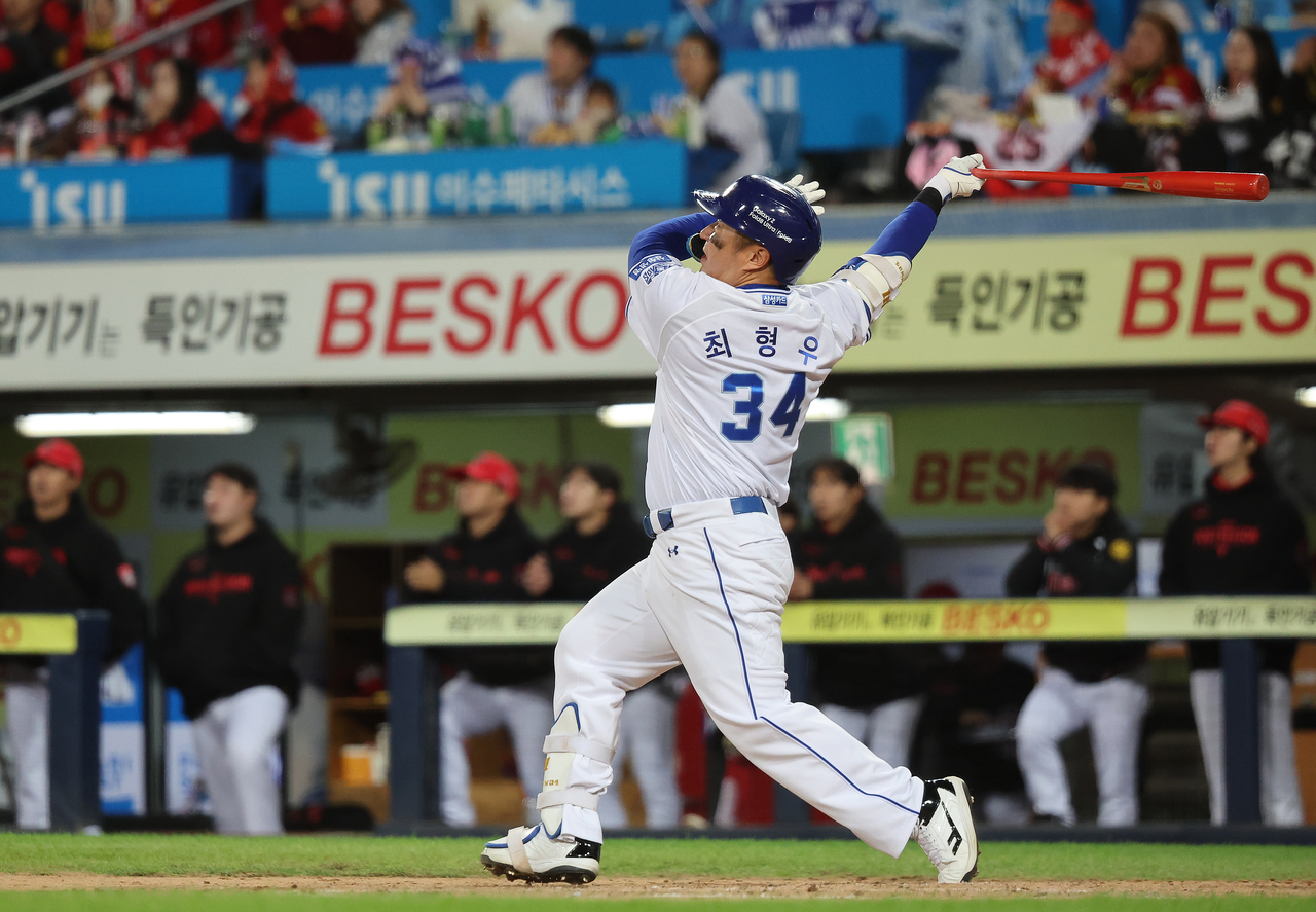 27일 대구 삼성라이온즈파크에서 열린 2026 신한 SOL KBO리그 포스트시즌 플레이오프 2차전 KIA 타이거즈와 삼성 라이온즈의 경기. 7회말 1사 주자 없는 상황에서 삼성 최형우가 1점 홈런을 치고 있다. [연합]
