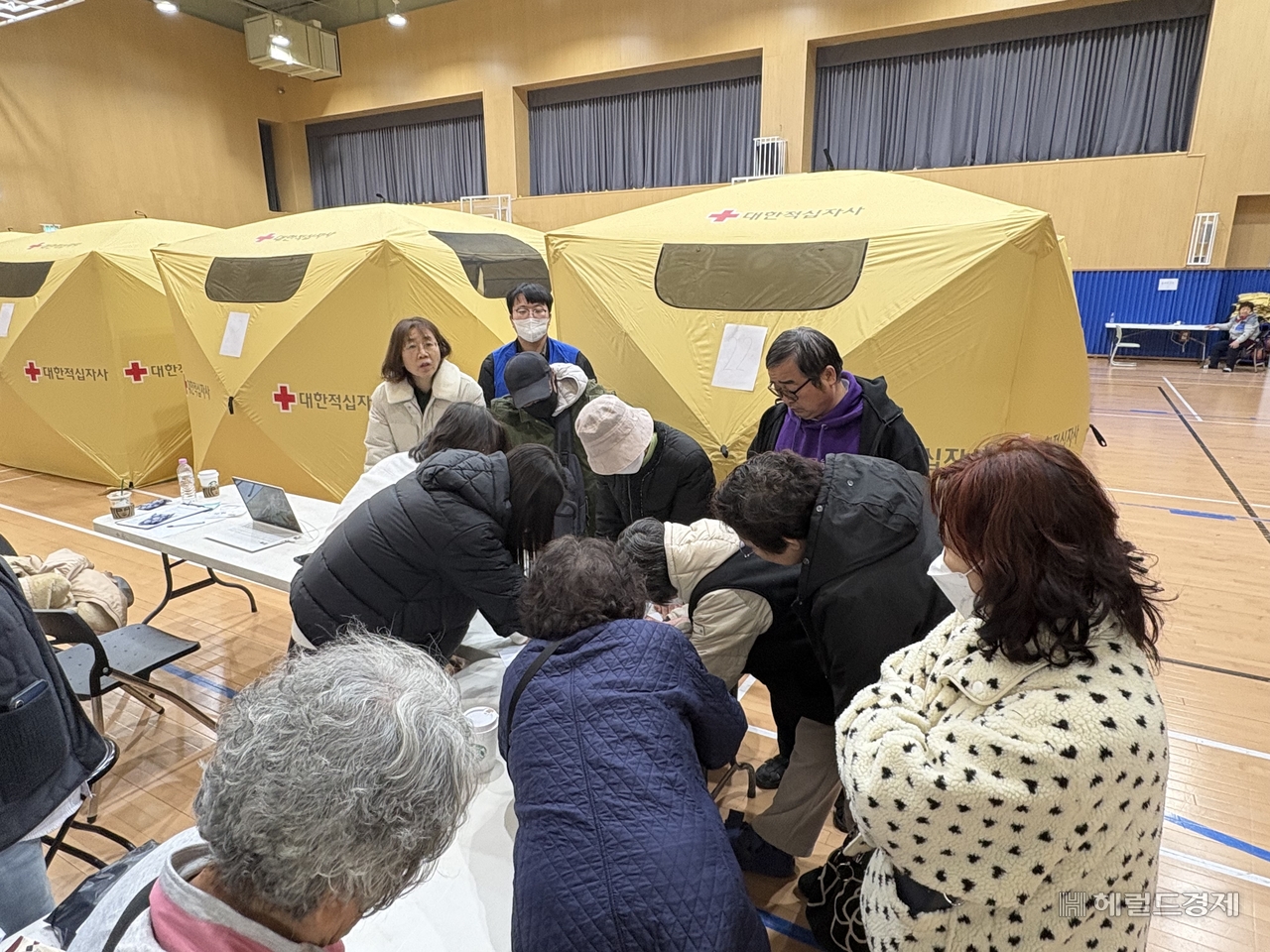 28일 오전 9시께 서울 강남구 개포중학교 임시대피소에 구룡마을 화재 이재민들이 명부를 작성하고 등록하는 모습. 정주원 기자
