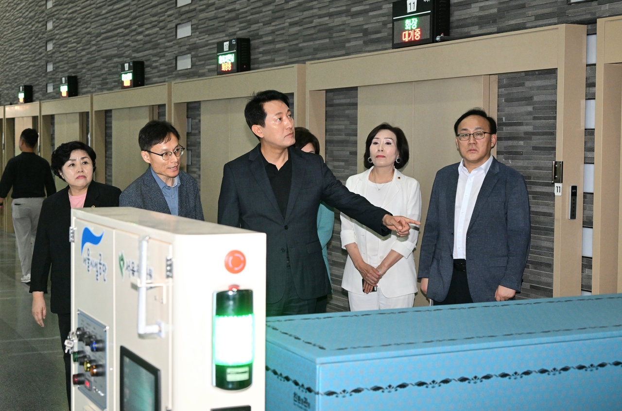 Seoul Mayor Oh Se-hoon inspects an autonomous mobile robot operating in the expanded cremation facility at Seoul Memorial Park. [Herald DB]
