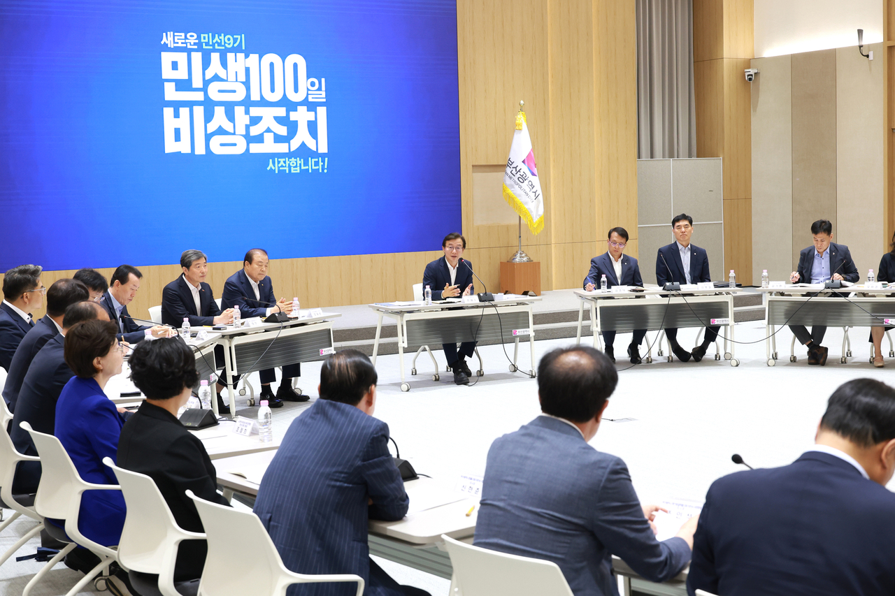 전재수 부산시장이 취임 첫날인 지난 7월1일 ‘민생100일 비상조치’ 대책회의에서 발언하고 있다.  [부산시 제공]