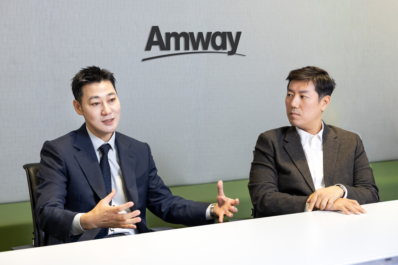 조해(왼쪽) 한국암웨이 상무와 지요셉 HEM파마 대표가 22일 서울 강남구 삼성동 한국암웨이 본사에서 헤럴드경제와 인터뷰하고 있다.  [한국암웨이 제공]