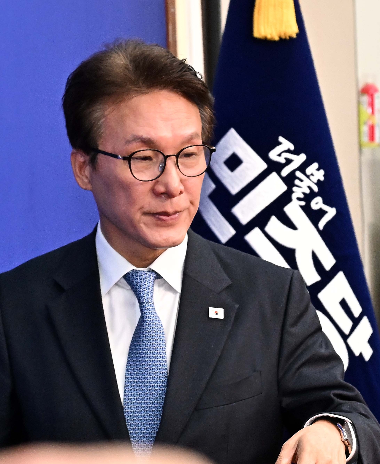 김민석 더불어민주당 대표가 26일 오전 서울 여의도 국회에서 열린 최고위원회의에 참석하고 있다. 이상섭 기자