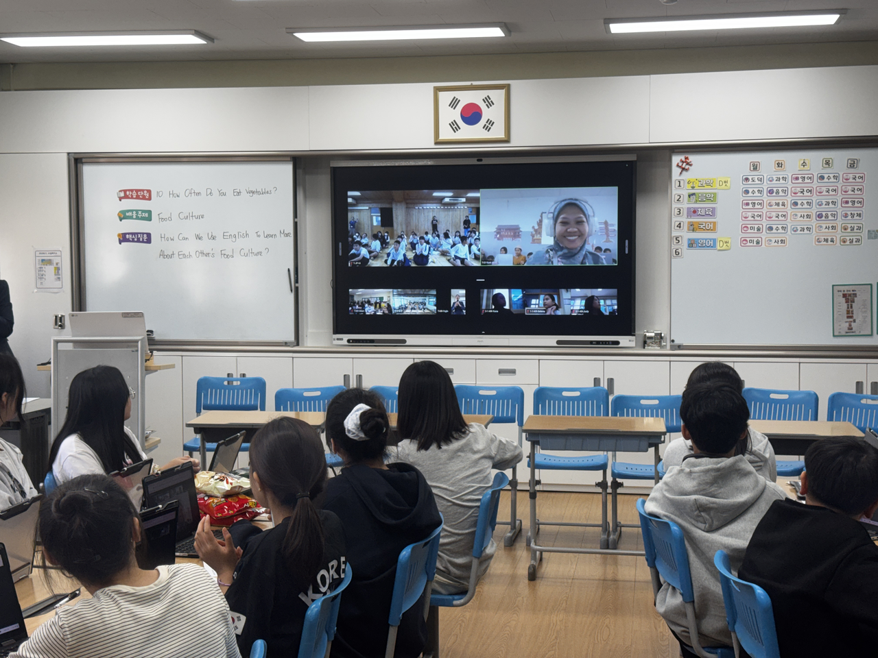 Sixth graders at Seoul Beondong Elementary School greet their peers in Indonesia and Japan during a virtual English class at their school in Seongbuk-gu on Tuesday. (Lee Seung-ku/The Korea Herald)