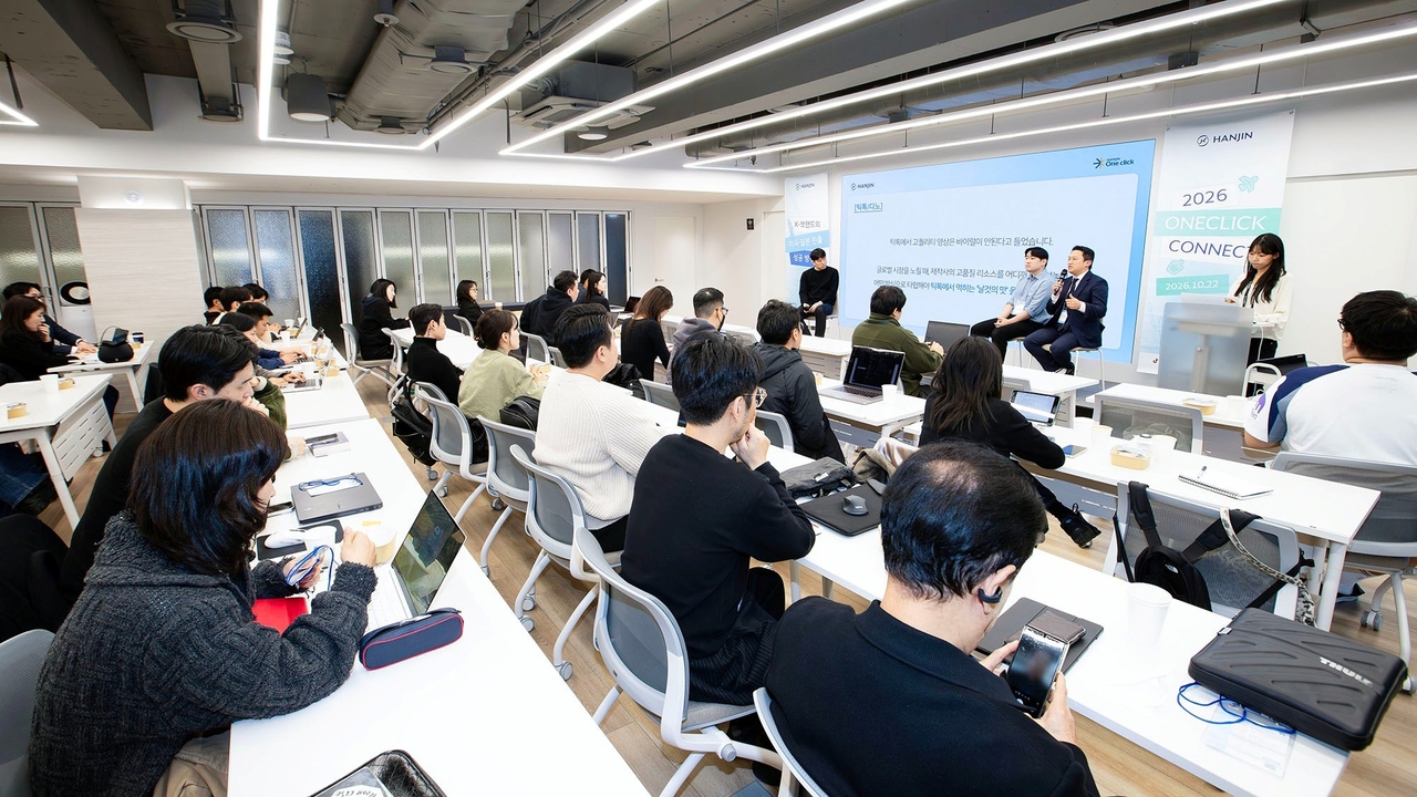 22일 서울 강남구 드리움 포레스트홀에서 열린 ‘원클릭 커넥트’에 참석한 이커머스 셀러들이 강연과 현장 Q&A에 귀를 기울이고 있다. [한진 제공]
