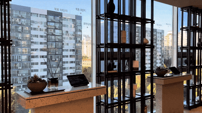 Mokdong complex 11 is visible through the floor-to-ceiling windows of the Mokdong IPark Lounge on the seventh floor of Hyeonjun Plaza in Guro-gu, Seoul. (Kim Hee-ryang)