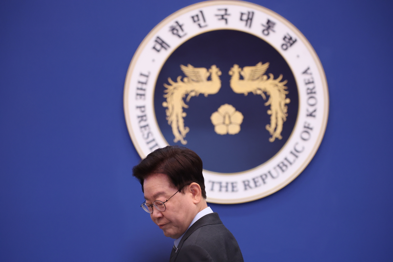 President Lee Jae Myung arrives for a Cabinet meeting at Cheong Wa Dae on Tuesday. (Yonhap)
