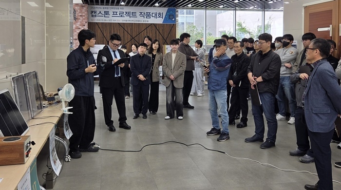 28일 폴리텍대학 순천캠퍼스 캡스톤 프로젝트 작품대회에서 참가자인 한 학생이 작품 시연과 함께 설명을 하고 있다.