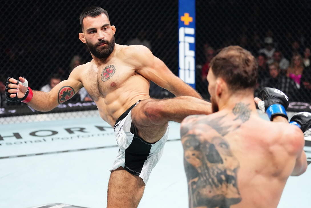 브누아 생드니(왼쪽)가 마우리시우 루피에게 바디킥 공격을 시도하고 있다. [UFC 제공]