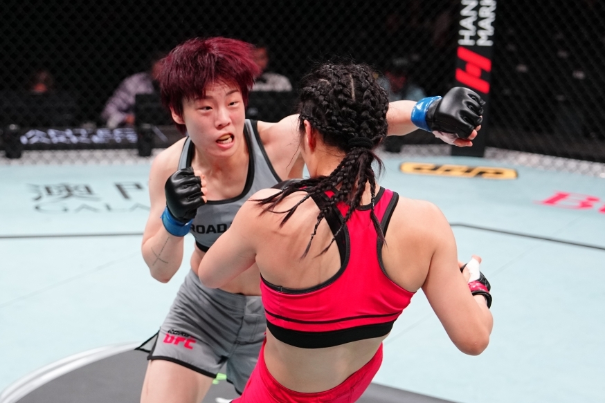 지난 5월 RTU 준결승전에서 박보현(왼쪽)이 중국의 둥화샹에게 펀치러시를 하고 있다. [UFC 제공]