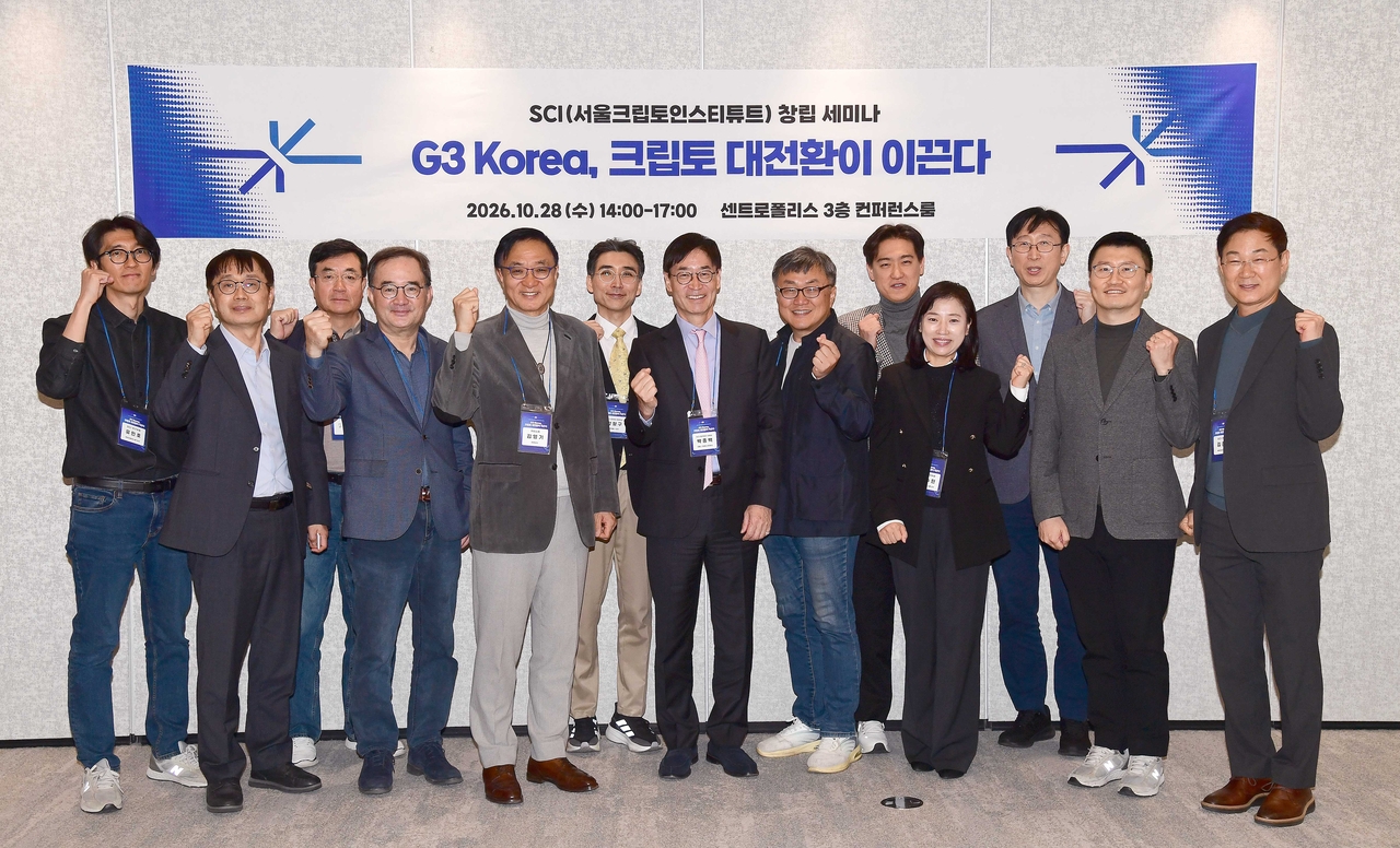 SCI President Park Jong-baek (seventh from left) poses with SCI research fellows and guests at the founding ceremony. [Photo=Seoul Crypto Institute]