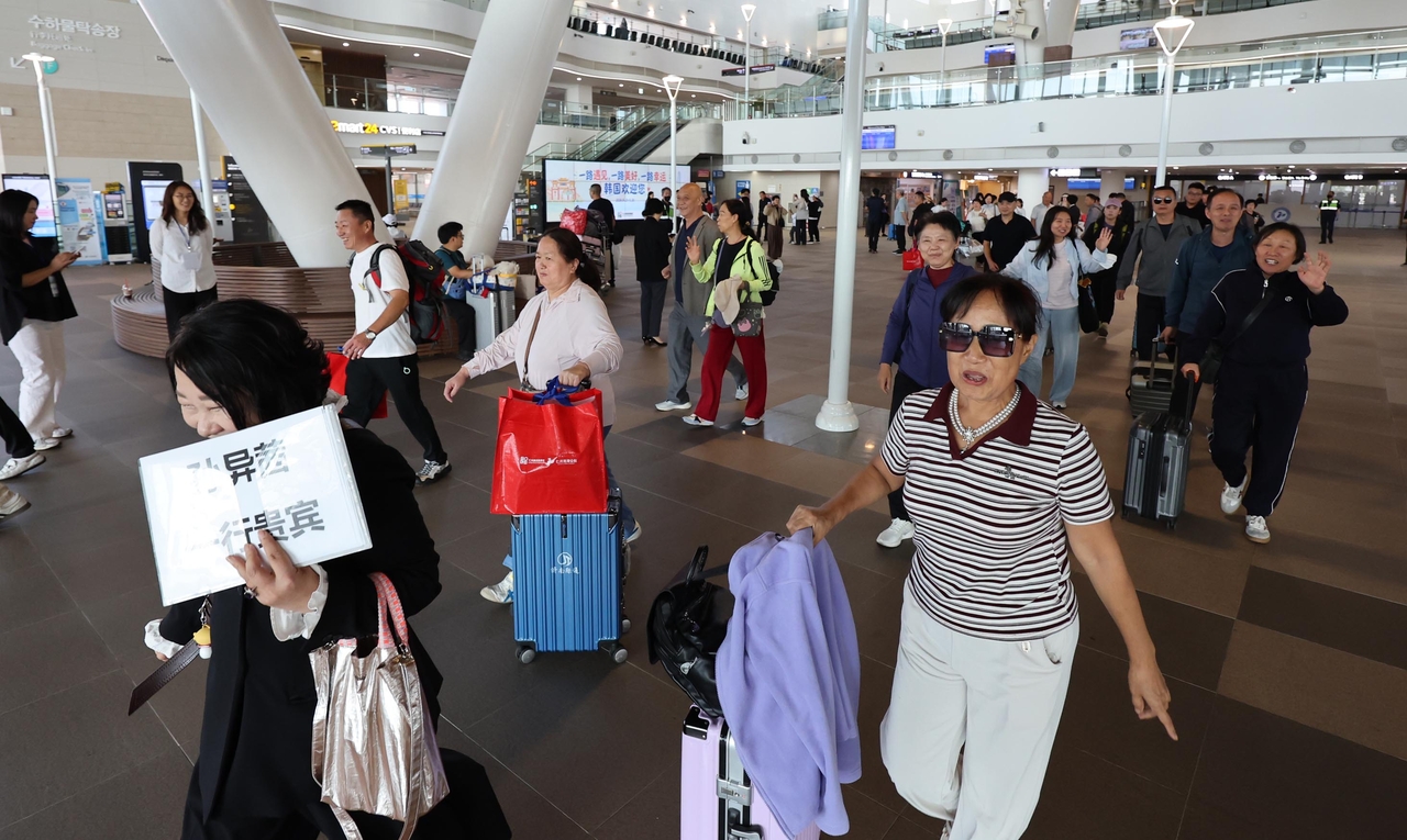 In this unrelated photo, group tourists leave Incheon Airport on Sept. 29. (Newsis)