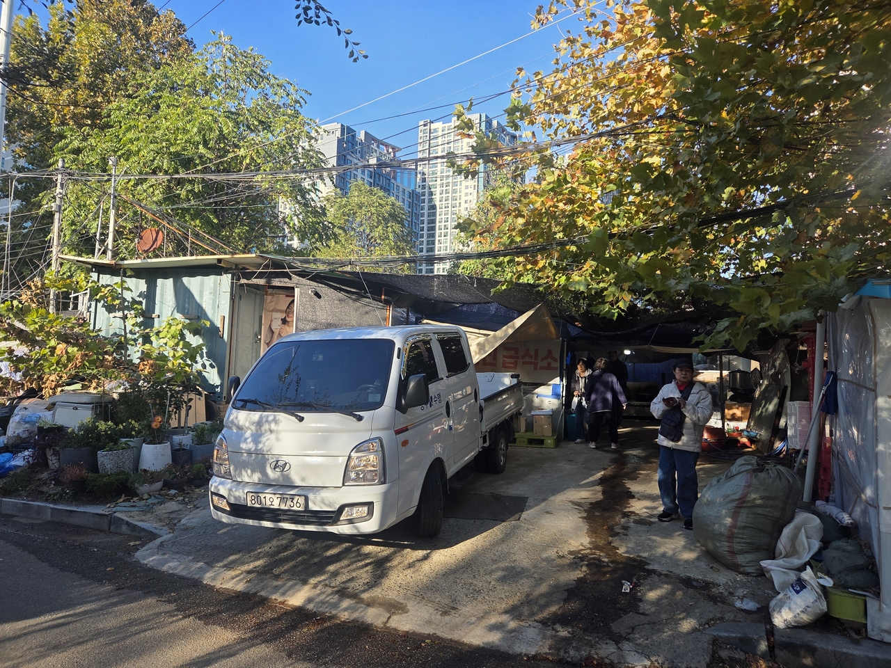A free meal station in the village is seen on Wednesday. (Park Yuna/The Korea Herald)