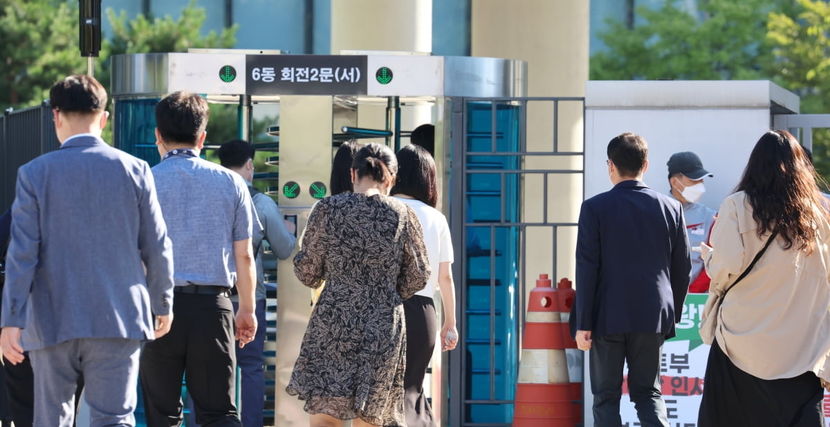 공무원들이 출근하는 모습. 기사 내용과 직접 관련 없음 [연합]