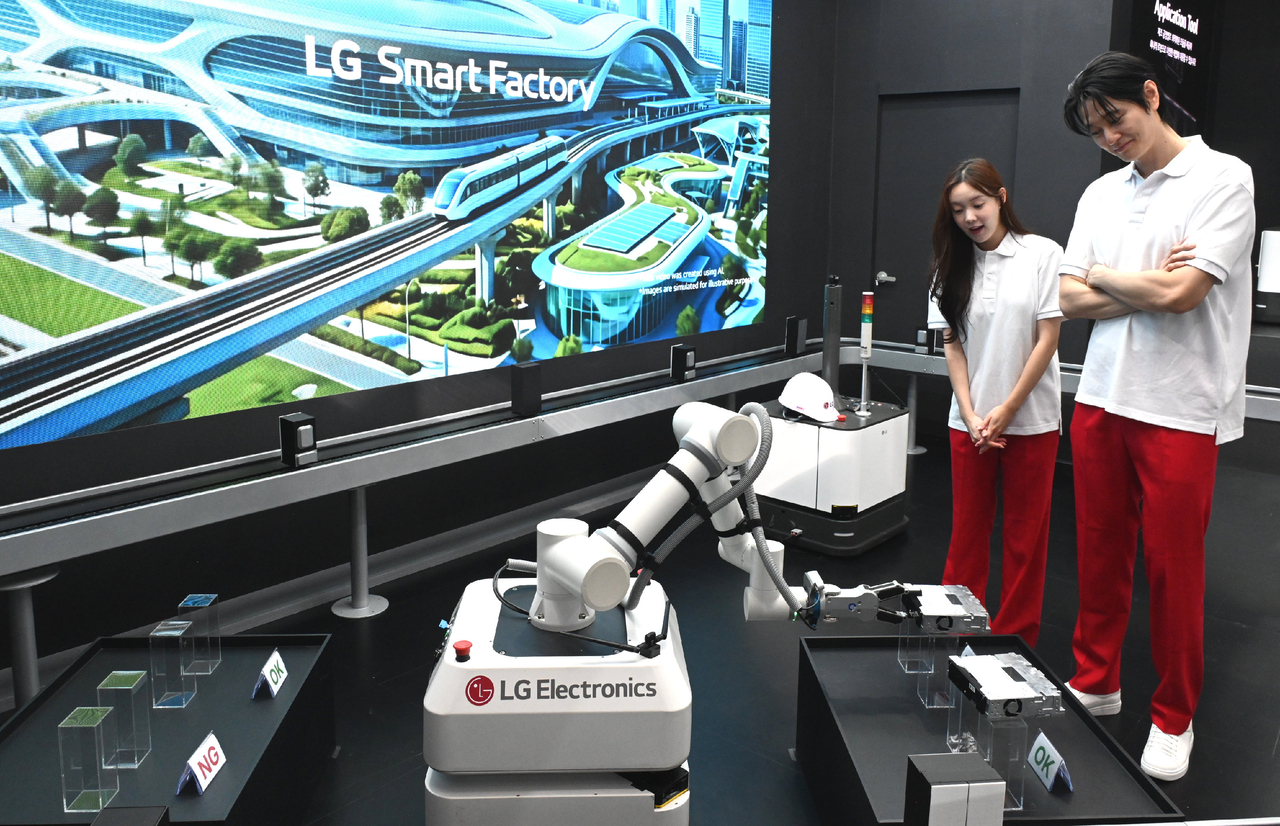 LG전자가 지난 13일 제57회 한국전자전에서 선보인 자율 이동 협동로봇 ‘LG MoMa(Mobile Manipulator)’가 자재를 이송하고 작업을 수행하고 있다. [LG전자 제공]