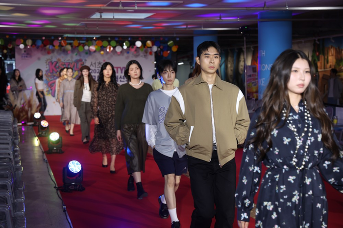 25일 서울 서초구 고투몰과 반포한강공원을 잇는 원베일리 지하 공공보행통로에서  패션쇼 ‘원 스토어 원 룩(1 STORE 1 LOOK)’ 가 열렸다. 패션쇼는 서초구가 개최하고 고투몰 입점 점포들이 참여했다. [서초구 제공]