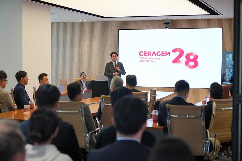 세라젬 창립 28주년 기념식에서 이경수 대표가 임직원들에게 회사 비전을 공유하고 있다. [세라젬 제공]