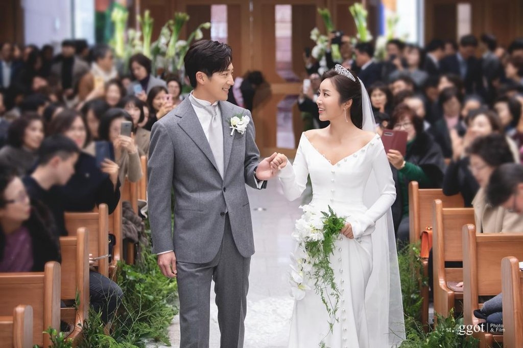 Actor Lee Wan and professional golfer Lee Bo-mi, who married in December 2019. [Story J Company]