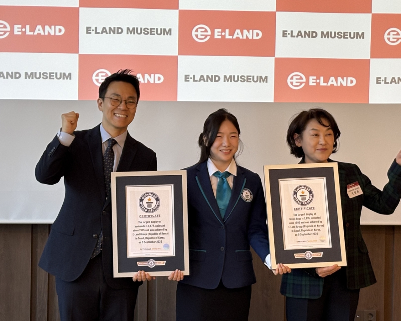 28일 오전 서울 강서구 이랜드글로벌R&D센터에서 열린 기네스 세계기록 공식 인증식에서 (왼쪽부터) 한우석 이랜드뮤지엄 대표, 손민영 기네스 세계 기록 심사관, 서영희 이랜드뮤지엄 총괄디렉터가 기념사진을 촬영하고 있다. 강승연 기자