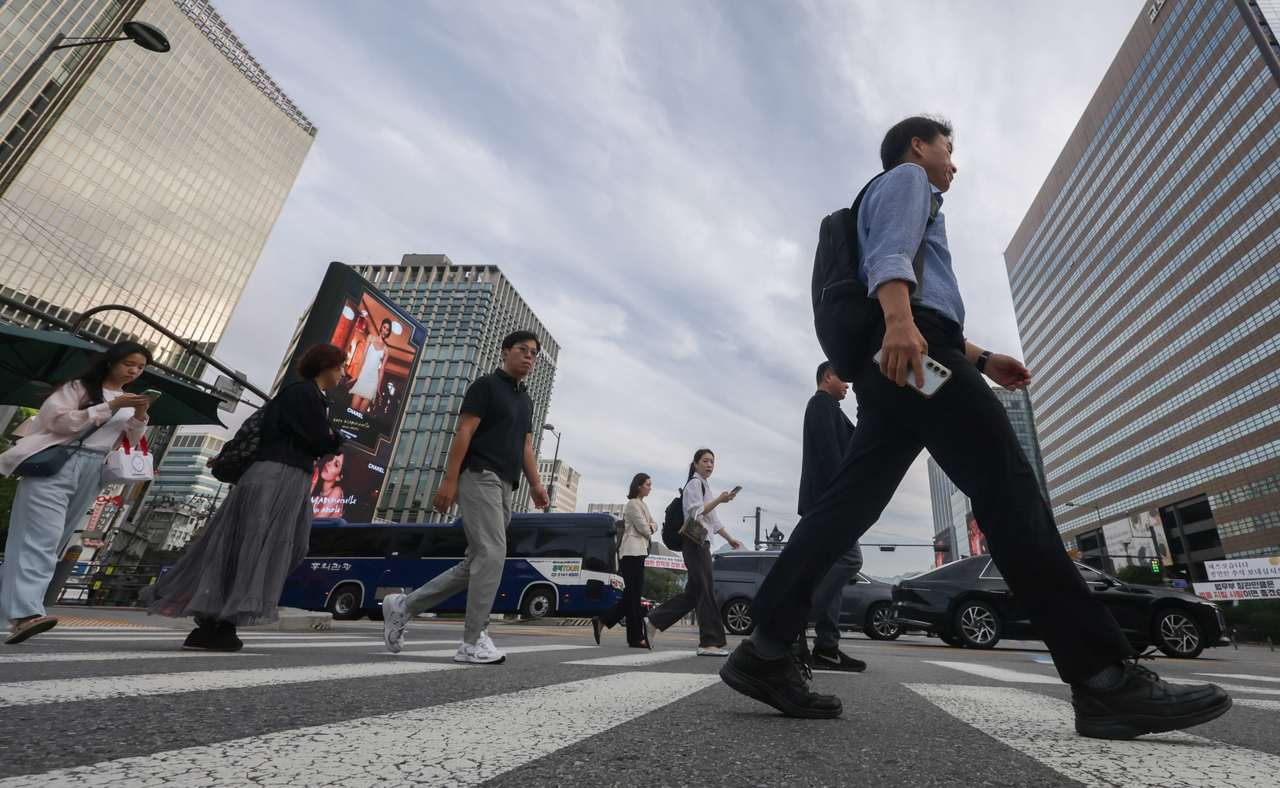 Pedestrians hurry to work near Gwanghwamun Station in central Seoul on Sept. 28. (Yoon Chang-bin/The Korea Herald)