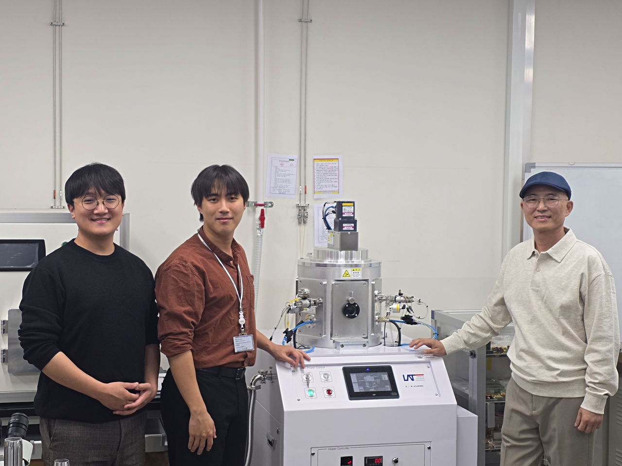 From left: Kang Seong-hu, a postdoctoral researcher in the Department of Electrical Engineering and Computer Science at DGIST; Park Hyeon-gyu, an integrated master's-doctoral student; and Professor Jang Jin-ho. [DGIST]
