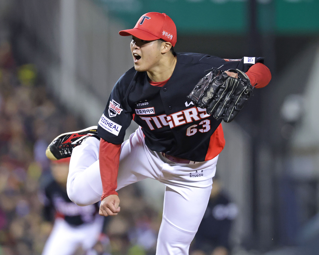 Kia Tigers starter Keisho Shirakawa pitches against the LG Twins during Game 3 of the first round in the Korea Baseball Organization postseason at Jamsil Baseball Stadium in Seoul in this Oct. 20. (Yonhap)