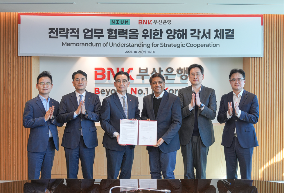 BNK Busan Bank signs a strategic MOU with global payments infrastructure firm Nium at the bank's headquarters in Busan on Wednesday to strengthen its financial services capabilities. [BNK Busan Bank]
