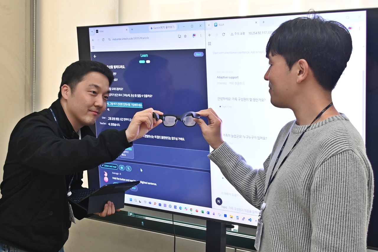 ETRI 최홍석 선임연구원, 이우진 석사후연수연구원이 외국인 학습자와 자유롭게 대화하며 한국어 학습을 지원하는 AI 튜터 기술을 설명하고 있다.[ETRI 제공]